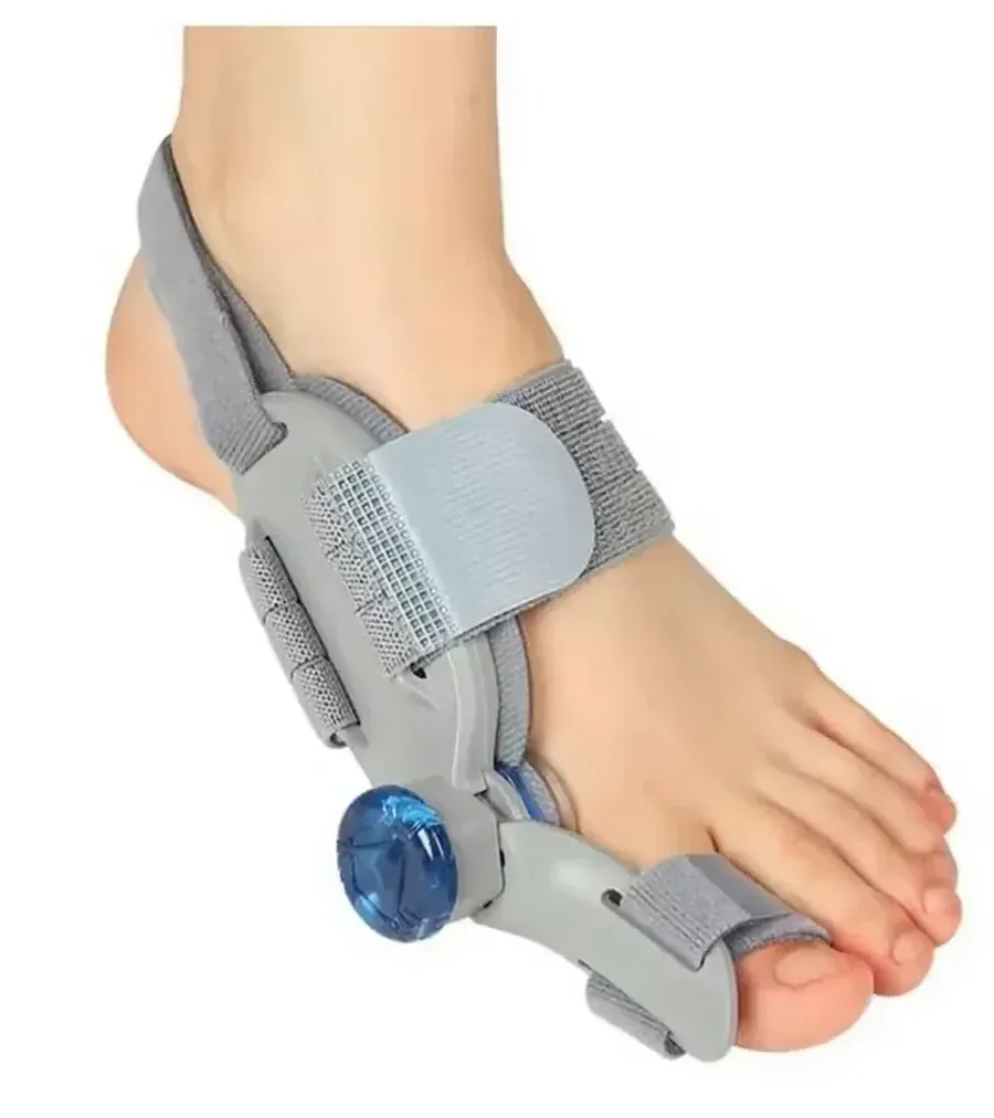 The splint fitted over a bare foot